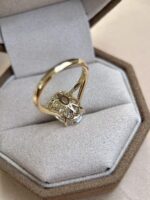 5-Carat Lab-Grown Oval Diamond Ring: E Color, VS1 Clarity in 18K Yellow Gold - Image 3